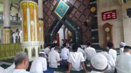 Ketua MUI Kabupaten Ciamis, KH. Saeful Ujun memberikan ceramah kepada peserta Pesantren Ramadan Lansia di Masjid Agung Ciamis.