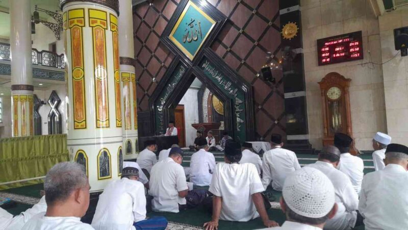 Ketua MUI Kabupaten Ciamis, KH. Saeful Ujun memberikan ceramah kepada peserta Pesantren Ramadan Lansia di Masjid Agung Ciamis.