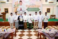 Menteri ATR/BPN, Nusron Wahid menyerahkan sertipikat tanah wakaf di Pasuruan.