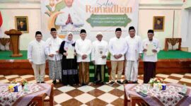Menteri ATR/BPN, Nusron Wahid menyerahkan sertipikat tanah wakaf di Pasuruan.