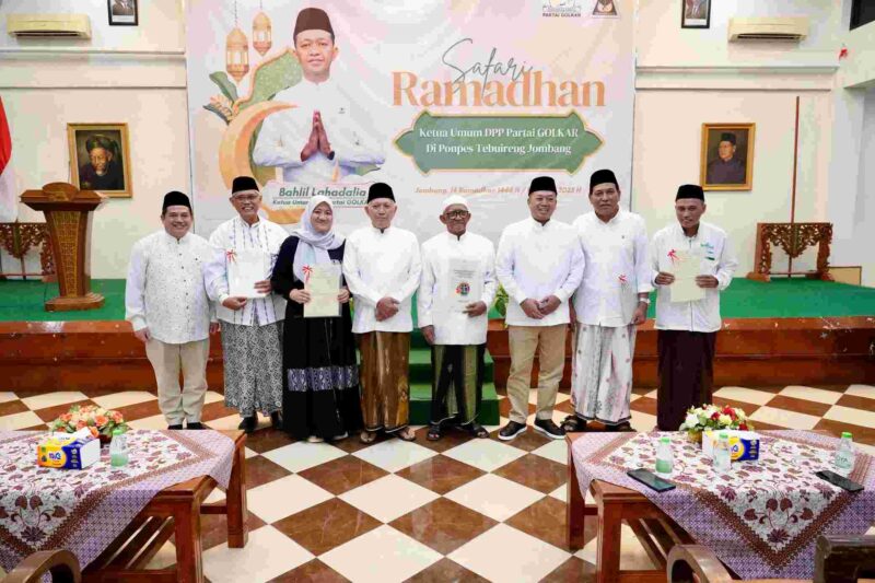 Menteri ATR/BPN, Nusron Wahid menyerahkan sertipikat tanah wakaf di Pasuruan.