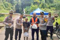 Polres Ciamis memberikan bingkisan kepada relawan penjaga kereta api.