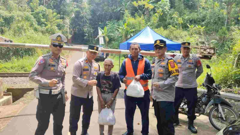 Polres Ciamis memberikan bingkisan kepada relawan penjaga kereta api.