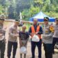 Polres Ciamis memberikan bingkisan kepada relawan penjaga kereta api.