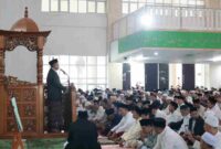 Menteri ATR/BPN, Nusron Wahid memberikan khutbah ceramah salat idulfitri.