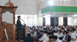 Menteri ATR/BPN, Nusron Wahid memberikan khutbah ceramah salat idulfitri.