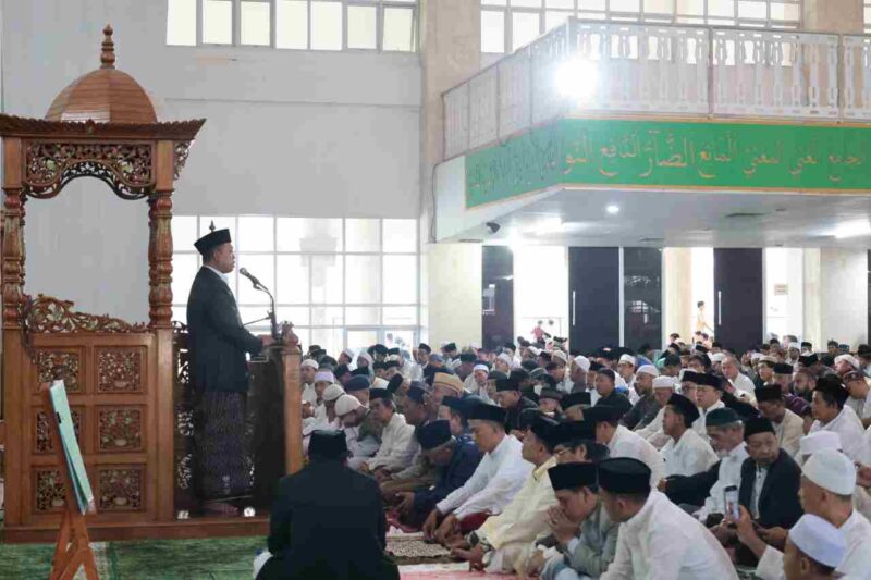 Menteri ATR/BPN, Nusron Wahid memberikan khutbah ceramah salat idulfitri.