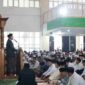 Menteri ATR/BPN, Nusron Wahid memberikan khutbah ceramah salat idulfitri.