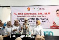 Tina Wiryawati tengah memberikan pelatihan pembuatan sabun cuci piring kepada ibu-ibu Pira Ciamis.