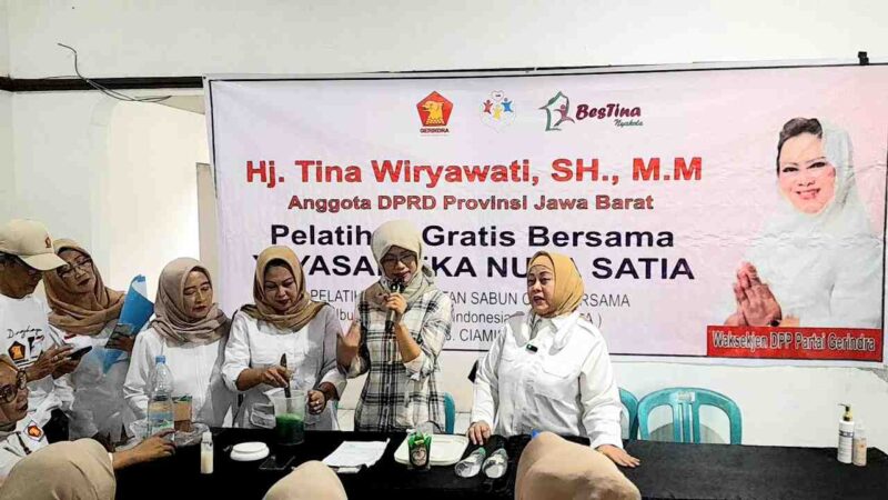 Tina Wiryawati tengah memberikan pelatihan pembuatan sabun cuci piring kepada ibu-ibu Pira Ciamis.