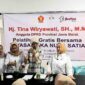 Tina Wiryawati tengah memberikan pelatihan pembuatan sabun cuci piring kepada ibu-ibu Pira Ciamis.