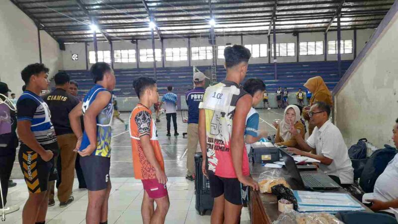 Seleksi atlet bola voli di GGT Ciamis.