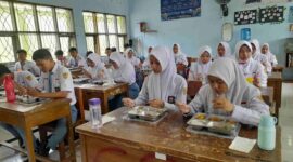 Siswa-siswi SMAN 1 Ciamis tengah menikmati makan siang dari program MBG.
