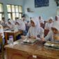 Siswa-siswi SMAN 1 Ciamis tengah menikmati makan siang dari program MBG.