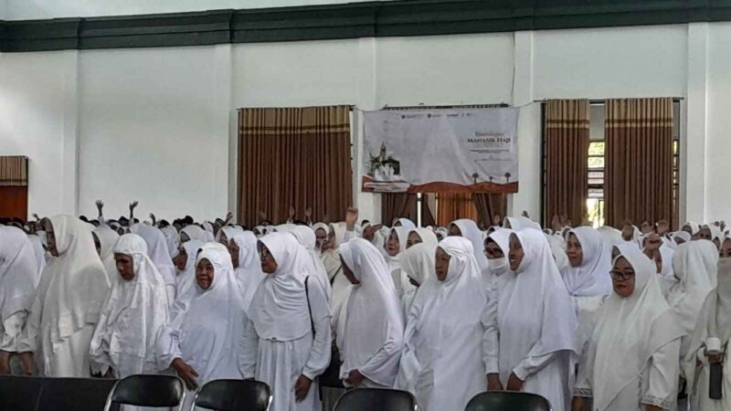 Calon jemaah haji asal Ciamis ikuti bimbingan manasik haji.