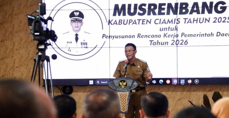 Bupati Ciamis, Herdiat Sunarya.