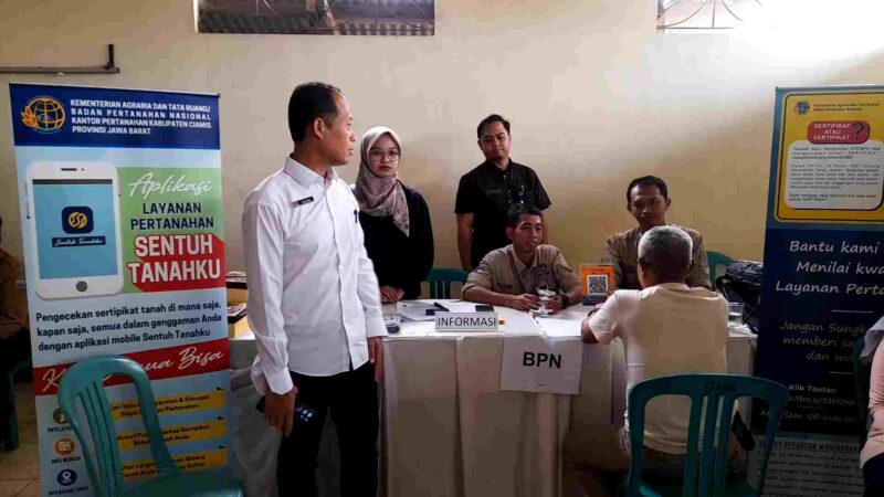 Kepala Kantah Ciamis, Agung Murdhianto saat meninjau stand layanan di program Pepatah Manis.