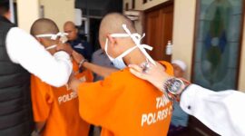 Pelaku pelemparan kaca mobil digiring Polisi.