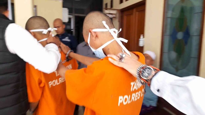 Pelaku pelemparan kaca mobil digiring Polisi.