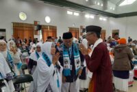 Bupati Ciamis, Herdiat Sunarya saat menyapa calon jemaah haji.