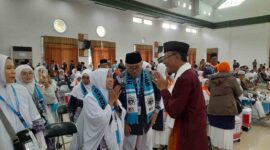 Bupati Ciamis, Herdiat Sunarya saat menyapa calon jemaah haji.