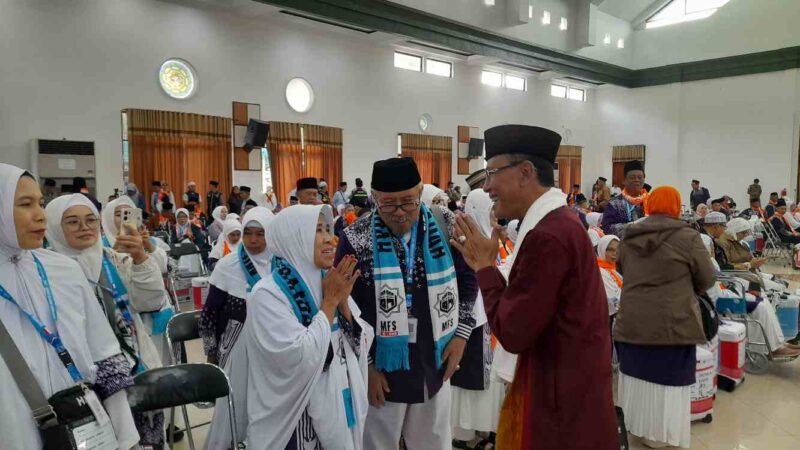 Bupati Ciamis, Herdiat Sunarya saat menyapa calon jemaah haji.