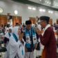 Bupati Ciamis, Herdiat Sunarya saat menyapa calon jemaah haji.