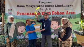 Tina Wiryawati menghadiri penanaman 2.000 pohon aren di Kampung Adat Ciamis.