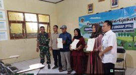 Penyerahan sertipikat tanah oleh Kantor Pertanahan Ciamis.