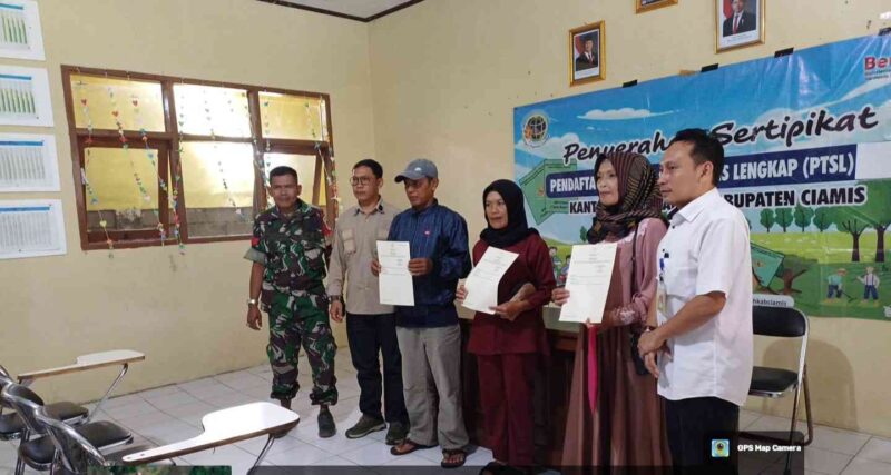 Penyerahan sertipikat tanah oleh Kantor Pertanahan Ciamis.