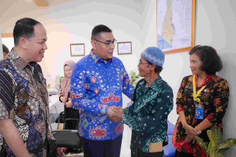 Wamen ATR/BPN tengah meninjau layanan pertanahan di Kulon Progo.
