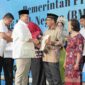 Menteri ATR/BPN, Nusron Wahid tengah menyerahkan sertipikat tanah kepada warga.