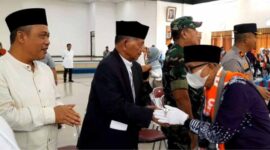 Ketua PPIH Kabupaten Ciamis, KH. Saeful Ujun tengah bersalaman dengan para calon jemaah yang akan berangkat ke tanah suci.