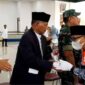 Ketua PPIH Kabupaten Ciamis, KH. Saeful Ujun tengah bersalaman dengan para calon jemaah yang akan berangkat ke tanah suci.