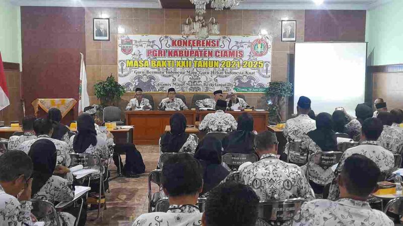 PGRI Kabupaten Ciamis menggelar Konferensi.