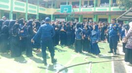 Pelepasan siswa di SMPN 5 Ciamis diwarnai edukasi dari Pemadam Kebakaran.