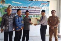 Kantor Pertanahan serahkan sertipikat kepada warga.
