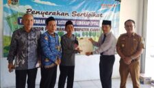 Kantor Pertanahan serahkan sertipikat kepada warga.