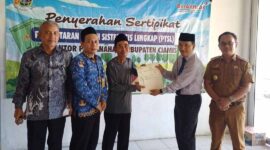 Kantor Pertanahan serahkan sertipikat kepada warga.