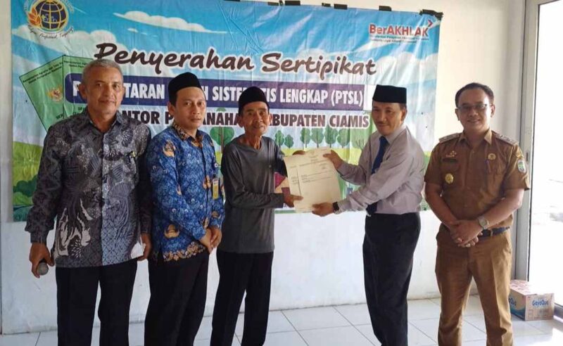 Kantor Pertanahan serahkan sertipikat kepada warga.
