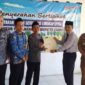 Kantor Pertanahan serahkan sertipikat kepada warga.