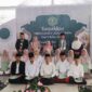 Pimpinan Ponpes Miftahul Ridwan, Drs. KH. Saeful Ujun berfoto bersama para santri.