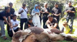 Miranti Mayangsari tengah berdoa bersama dengan para Relawan Sahabat Miranti sebelum pelaksanaan penyembelihan hewan kurban.