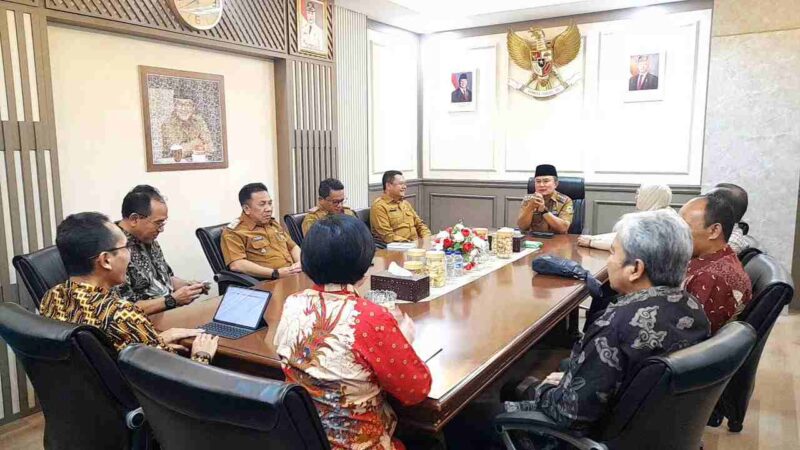 Pertemuan dan diskusi Anggota DPRD Jabar, Tina Wiryawati, Rektor Unigal Ciamis, Ketua STIEPARI Semarang dengan Bupati Kuningan.