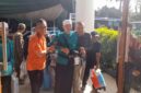 Jemaah haji disambut keluarga dengan isak tangis bahagia.