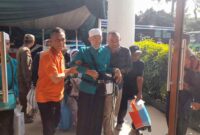 Jemaah haji disambut keluarga dengan isak tangis bahagia.