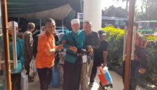 Jemaah haji disambut keluarga dengan isak tangis bahagia.
