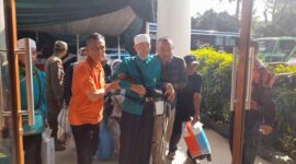 Jemaah haji disambut keluarga dengan isak tangis bahagia.
