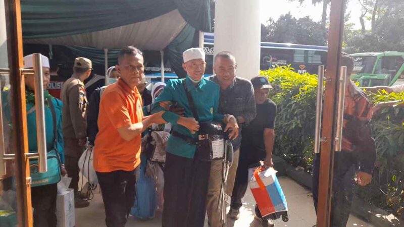 Jemaah haji disambut keluarga dengan isak tangis bahagia.