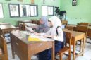 Orang tua siswa tengah mendampingi anaknya daftar ulang di SMAN 1 Ciamis.